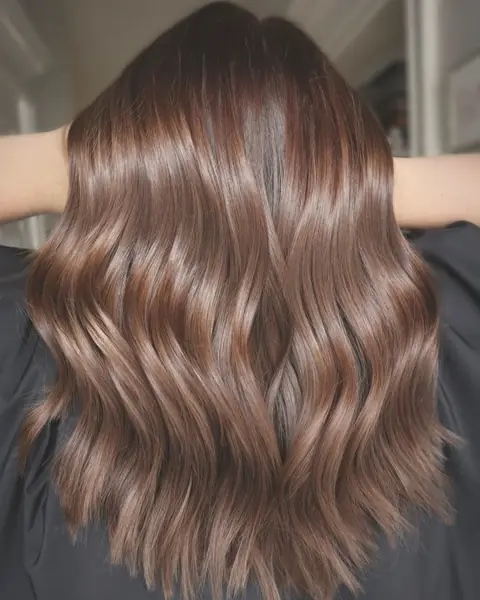 Capelli castani mossi con riflessi caldi