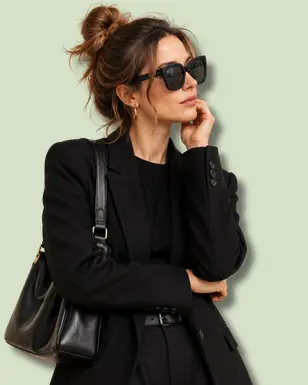 Donna vestita di nero con occhiali da sole