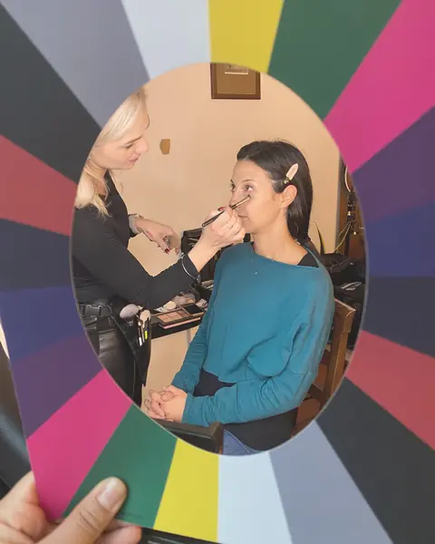 La truccatrice applica il make-up durante il pacchetto armocromia